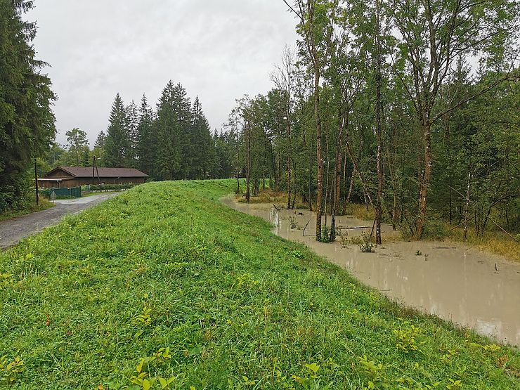 Lech Hochwasser vom 28.08.2023 (ca.3 jähriges Hochwasser) - der bereits fertiggestellte Hochwasserdamm am Polder Nord schützte die angrenzenden Häuser vor dem Lech.