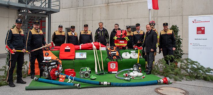 Übergabe der Spezialausrüstung an die Feuerwehr-Vertreter des Bezirks Landeck