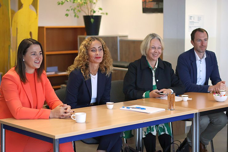 V. li. beim Besuch des Jugendcollege Wien LRin Astrid Mair, LRin Eva Pawlata, Sabine Platzer-Werlberger (AMS-Tirol-GF) und ihr Stellvertreter Johannes Schranz. 