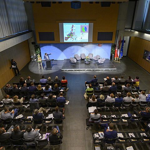 Die Tagung fand im Großen Saal des Tiroler Landhauses in Innsbruck statt.