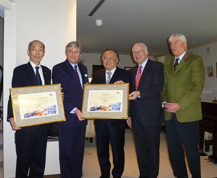 5 Jahre erfolgreiche Zusammenarbeit im Tourismus zwischen Tirol und Japan: auf Einladung des österr. Botschafters in Tokyo wurde den beiden Vorständen des japanischen Reiseveranstalters WAS eine Dankesurkunde von LTP Herwig van Staa und Innsbrucks Tourism