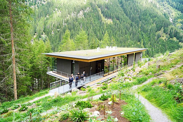 Außenansicht des neuen Hauses der Natur- und Umweltbildung in St. Leonhard. 