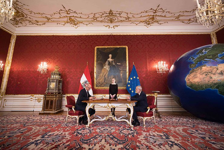 LH Mattle und Bundespräsident Van der Bellen sitzen am Tisch gegenüber