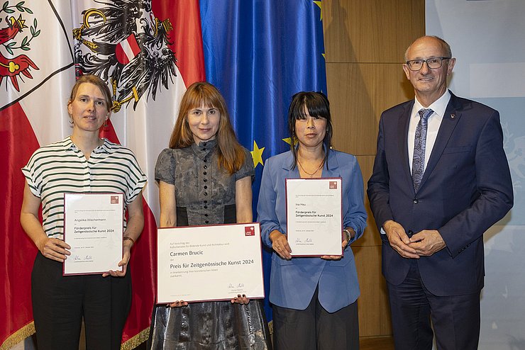 Landeshauptmann Anton Mattle gratuliert Carmen Brucic (2.v.l.) zum Preis für Zeitgenössische Kunst sowie Angelika Wischermann (li.) und Ina Hsu zu den Förderpreisen.