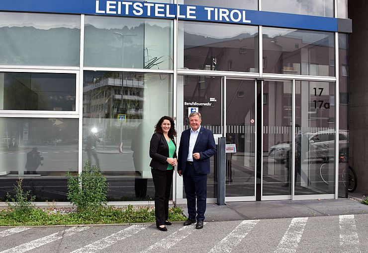 LHStvin Felipe und LR Tilg vor der Leitstelle Tirol in Innsbruck, wo der Runde Tisch zum Thema Flugrettung stattfand.