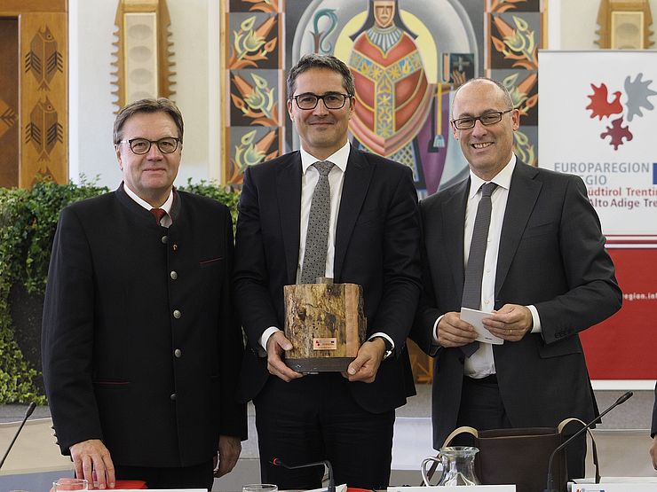 LH Günther Platter und LH Ugo Rossi (rechts) gratulieren Südtirols LH Arno Kompatscher, der 2018 den Vorsitz über die Europaregion übernimmt.