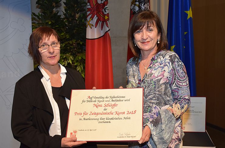 Kulturlandesrätin Beate Palfrader mit der Preisträgerin Nora Schöpfer (li.) beim Festakt im Landhaus in Innsbruck.