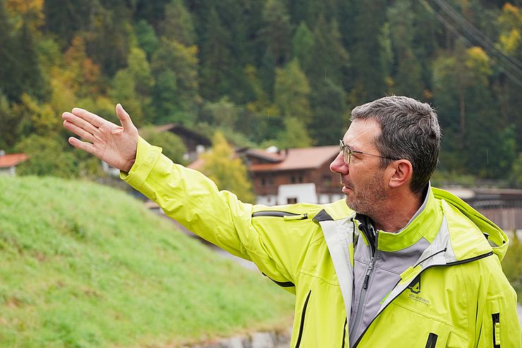 Gebhard Walter erklärt etwas und zeigt mit der flachen Hand nach rechts.