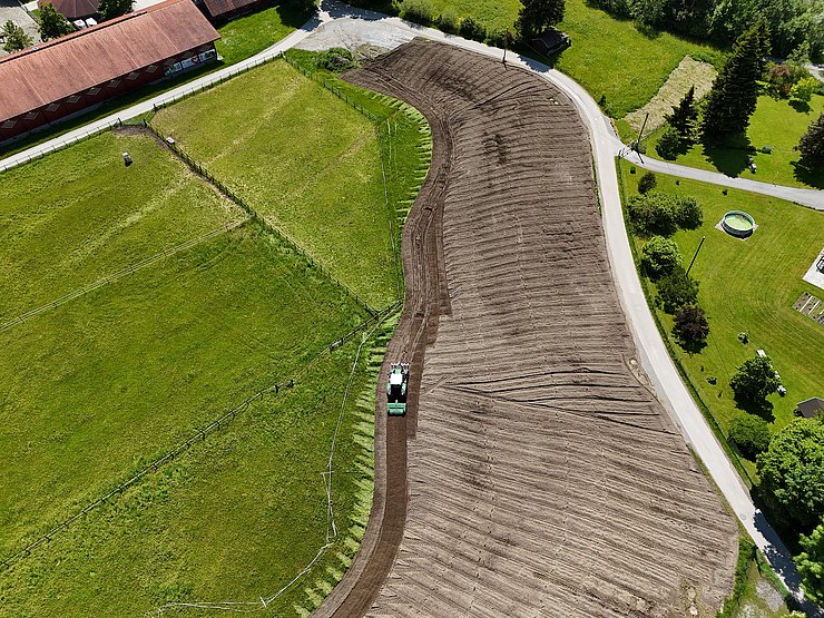 Die fertig gestellten Hochwasserdämme werden wieder humusiert und können wieder landwirtschaftlich genutzt werden.