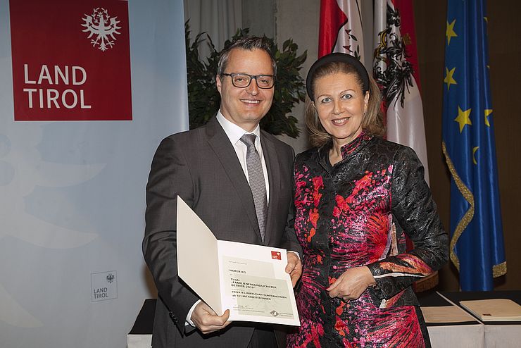 LRin Zoller-Frischauf ehrte die Hofer KG, Sieger in der Kategorie 3: private Unternehmen ab 101 MitarbeiterInnen.