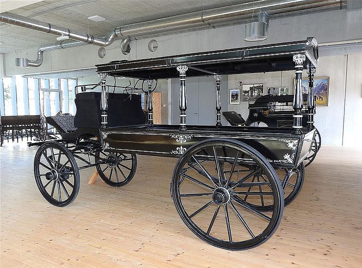 Der "Leichenwagen" im "Haflinger- und Kutschenmuseum" in Ebbs