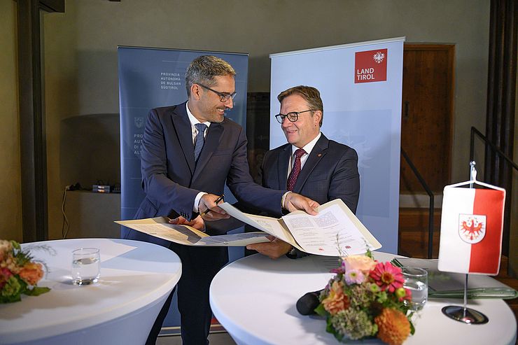 LH Günther Platter und Südtirols LH Arno Kompatscher unterzeichneten ein Arbeitspapier. Im Bild: Austausch der Dokumente für die jeweilige Unterzeichnung.