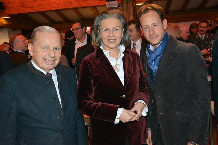 Wirtschaftslandesrätin Patrizia Zoller-Frischauf im Gespräch mit Arthur Thöni (links) und Maximilian J. Riedel (rechts).