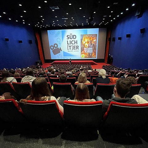 SchülerInnen aus ganz Tirol sitzen im Kinosaal im Metropol Kino bei der Filmreihe Südlich(t)er