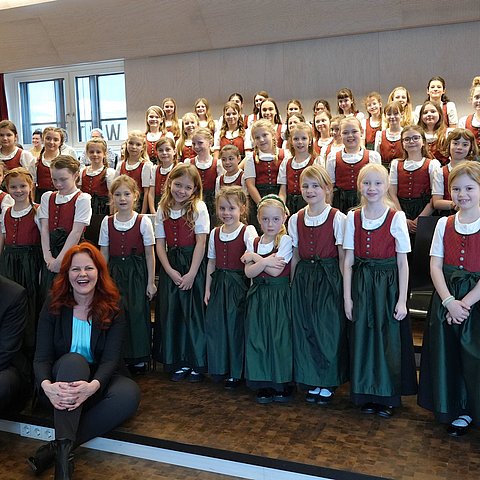 � Land Tirol/Trenker Musikalisches Erfolgsmodell: LRin Hagele besuchte Mädchenchor Wilten