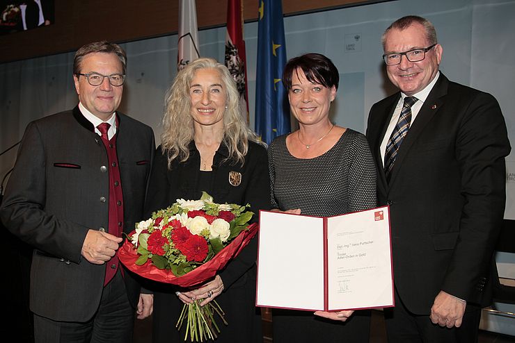 Vera Purtscher wurde von LH Günther Platter, LTP Sonja Ledl-Rossmann und LR Johannes Tratter mit dem Tiroler Adler-Orden in Gold gewürdigt. 