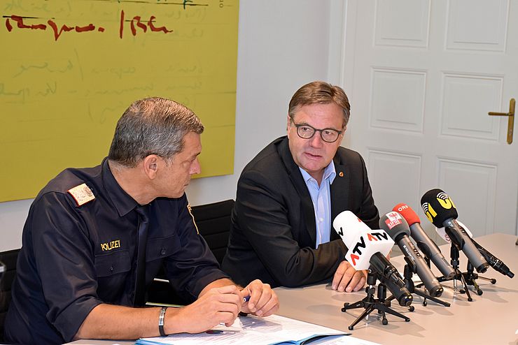 LH Platter präsentierte mit Landespolizeidirektor Tomac (li.) eine erste Bilanz der Ermittlungsgruppe Sozialbetrug