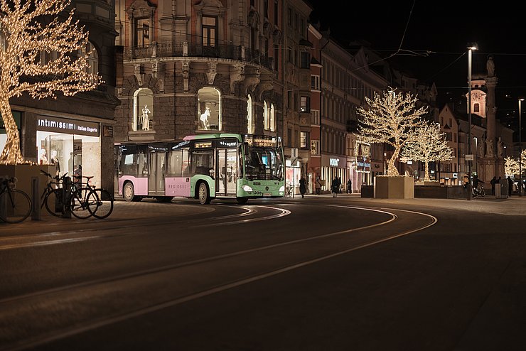 fahrender Bus bei Nacht