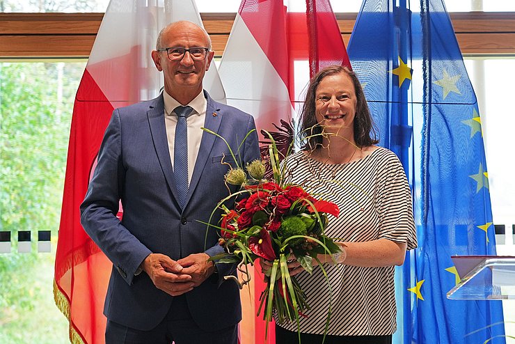 Mattle neben Heinricher mit Blumenstrauß