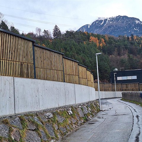 Fertiggestellte Lärmschutzwand aus der Perspektive der Gemeindestraße.