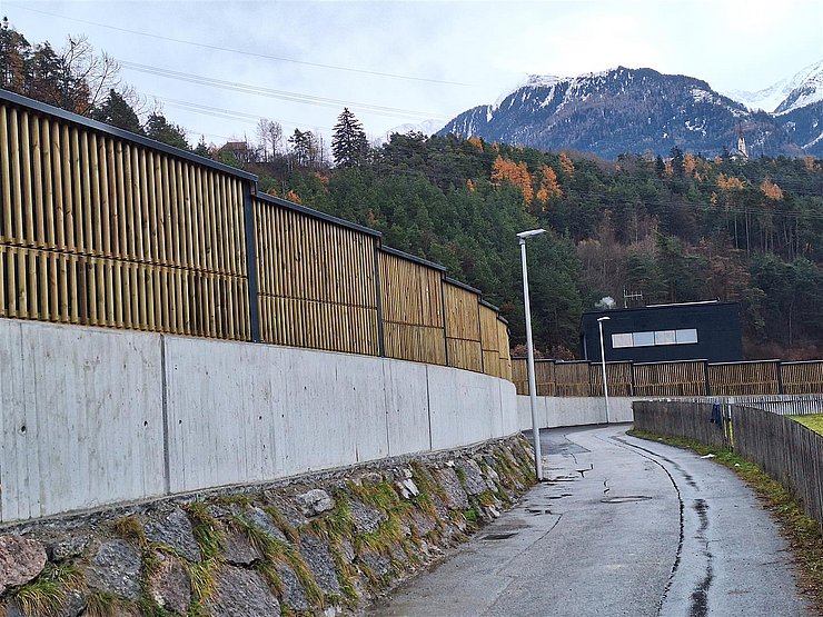 Fertiggestellte Lärmschutzwand aus der Perspektive der Gemeindestraße.