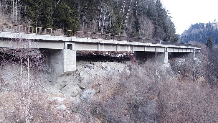 Eine Brücke ist zu sehen.