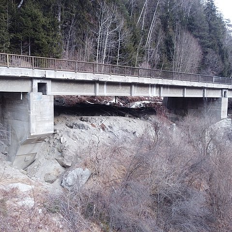 Eine Brücke ist zu sehen.