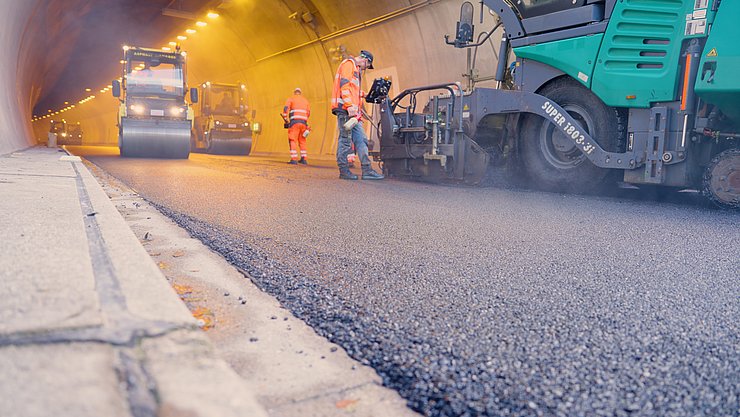 Im Tunnel: Asphaltierungsarbeiten