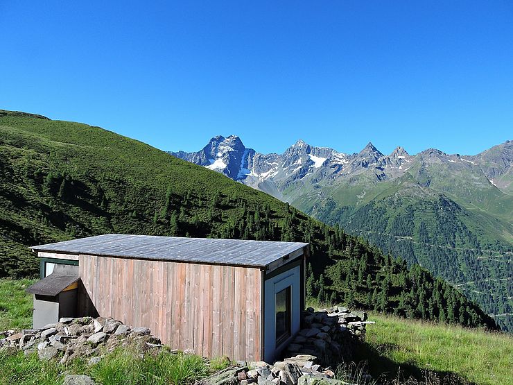 eine kleine Jagdhütte am Außerschwarzenberg im Hintergrund Neuberg, Tiefental und die Rofelewand