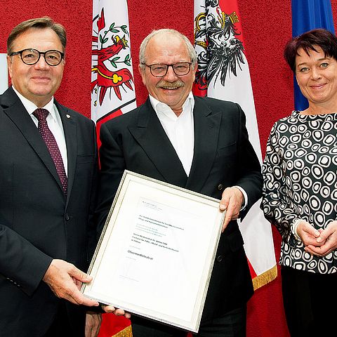 Anton Fink mit der Obermedizinalrat-Urkunde wird flankiert von LH Platter und LTPin Ledl-Rossmann.