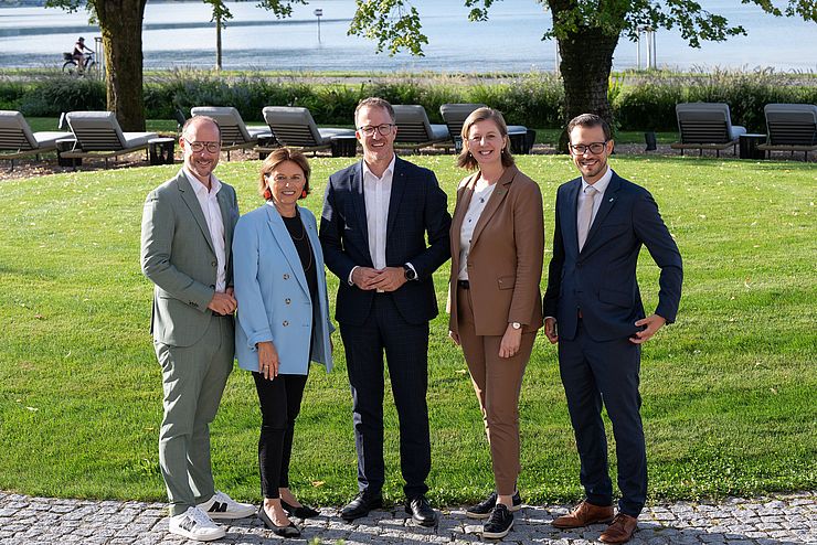 Gruppenfoto mit (von links): Tirols Tourismuslandesrat Mario Gerber, Staatssekretärin Susanne Kraus-Winkler, LR Christian Gantner (Vorarlberg), LRin Barbara Eibinger-Miedl (Steiermark) und LR Sebastian Schuschnig (Kärnten). 