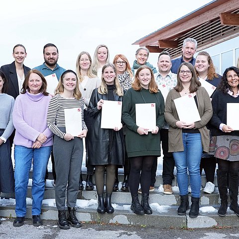 Gruppenfoto - TeilnehmerInnen halten Teilnahmebestätigungen