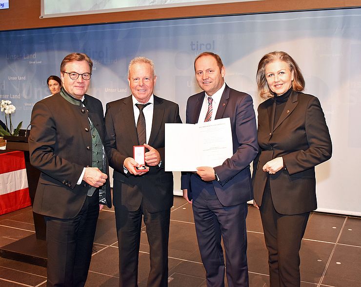 LH Günther Platter mit dem geehrten Richard Altenberger, LHStv Josef Geisler und LRin Patrizia Zoller-Frischauf (v. li.).