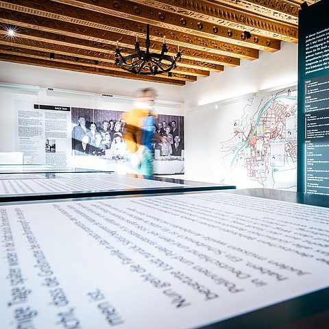 Blick auf das Gauleiter-Hofer-Zimmer, in dem die Ausstellung stattfindet.