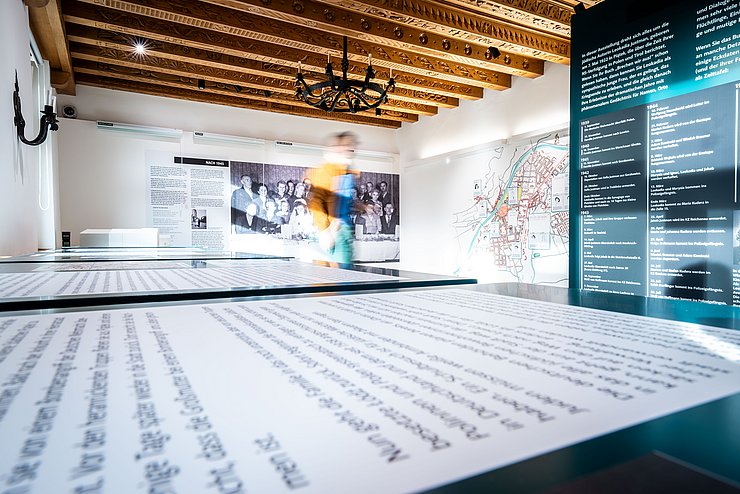 Blick auf das Gauleiter-Hofer-Zimmer, in dem die Ausstellung stattfindet.