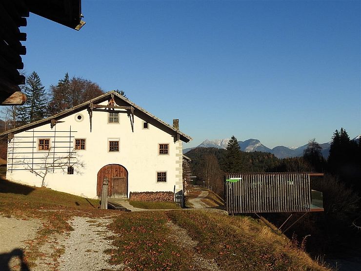 Blick zum Trujer-Gregoerler-Hof im "Museum Tiroler Bauernhöfe" in Kramsach.