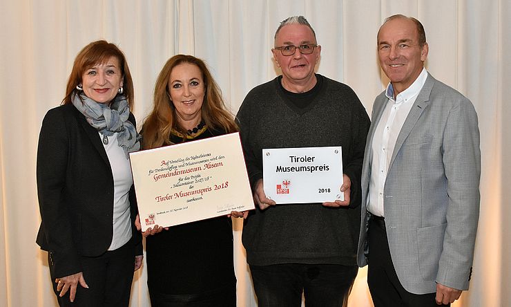 LRin Palfrader (li.) übergab den Museumspreis 2018 an Christine Jenewein, Obfrau des Gemeindemuseums Absam, und Matthias Breit (Obfrau-Stv.) sowie an den Absamer Bgm Arno Guggenbichler.