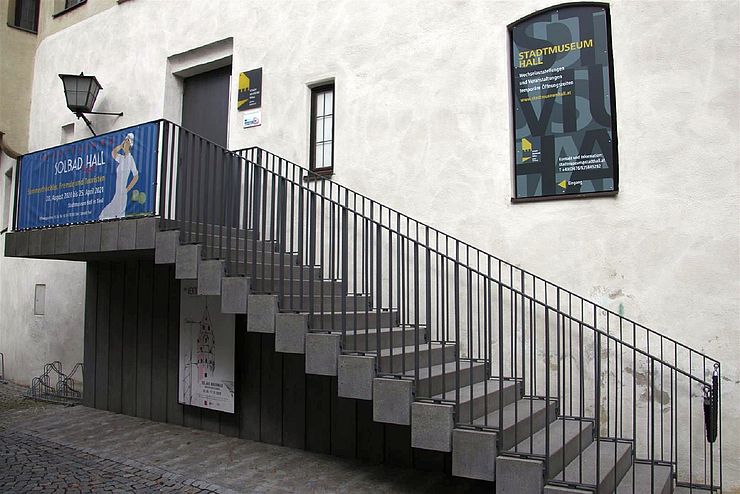 Treppenaufgang zum Eingangs des "Stadtmuseums in Hall" in Tirol.