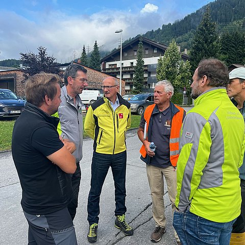 LH Mattle mit der Bezirkseinsatzleitung und weiteren Verantwortungsträgern beim Lokalaugenschein in St. Anton am Arlberg