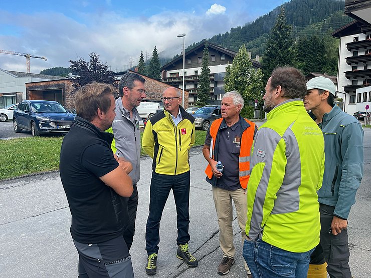 LH Mattle mit der Bezirkseinsatzleitung und weiteren Verantwortungsträgern beim Lokalaugenschein in St. Anton am Arlberg