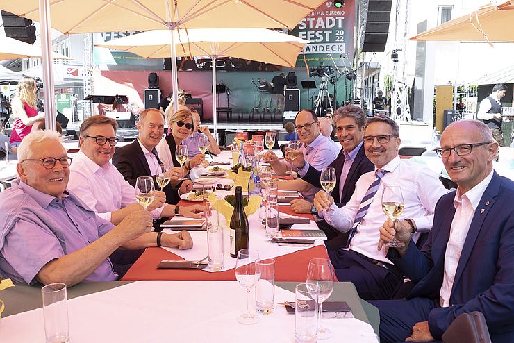 RegierungsvertreterInnen an Tisch mit Gläsern