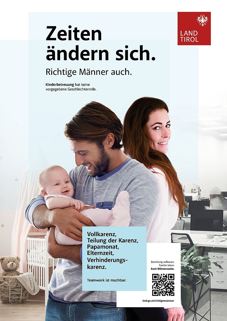 Sujet mit Bild und Schrift. Frau und Mann stehen Rücken an Rücken, Mann hält Baby, Frau vor Bürosetting