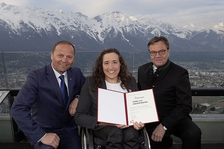 LH Günther Platter und LHStv Josef Geisler mit der erfolgreichen Teilnehmerin der Paralympischen Spiele Claudia Lösch.