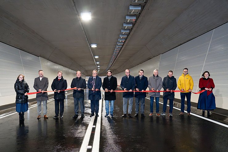 LHStv Josef Geisler (4.v.li.) und Bürgermeister von Scheffau Christian Tschugg (2.v.li.) freuten sich mit Vertretern des Landes, der ausführenden Firma Bodner und Mitarbeiterinnen der Gemeinde über die Verkehrsfreigabe der Unterflurtrasse in Scheffau. 