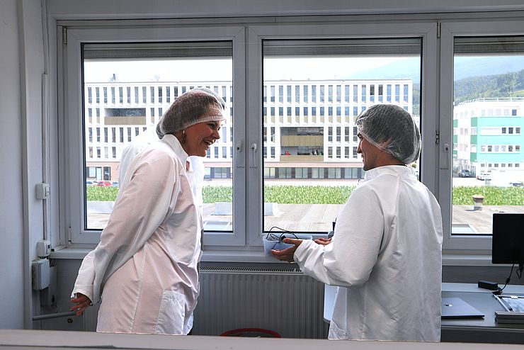 LRin Hagele und ein Mitarbeiter im Labor des ÖWF in Innsbruck