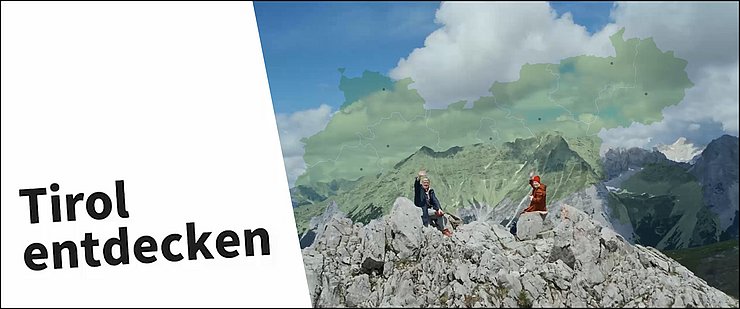 Caroline und Andreas, die Moderatoren des Films, sitzen auf den Felsen einer Bergspitze. Im Hintergrund liegt eine Bergreihe und die Karte von Tirol.