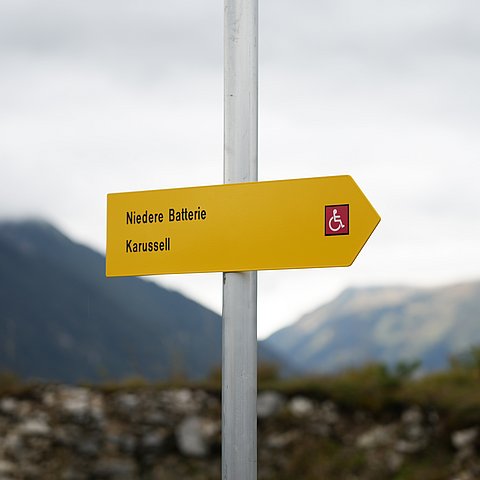 Wanderweg-Schild mit Rollstuhl-Zeichen