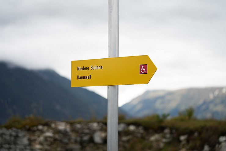 Wanderweg-Schild mit Rollstuhl-Zeichen