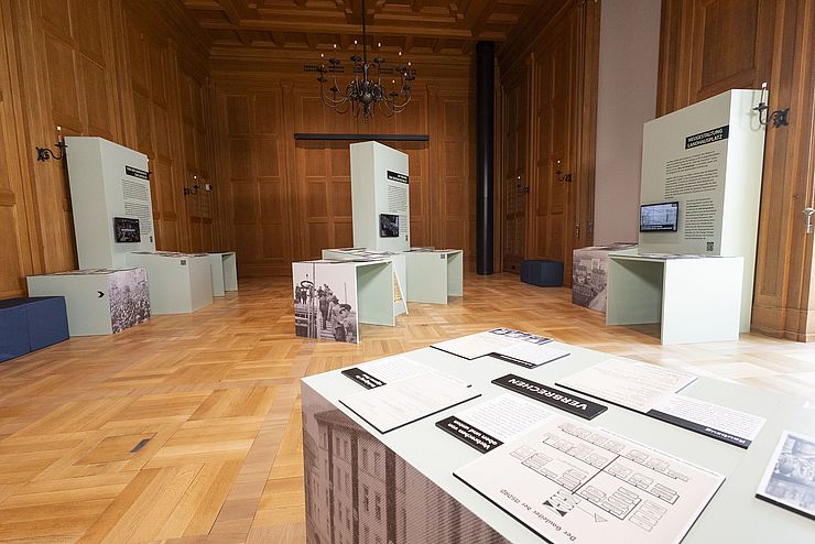 Der Festsaal im Landhaus zeigt Gegenstände der Ausstellung "Vom Gauhaus zum Landhaus".