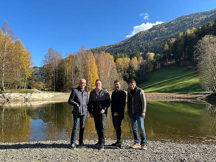 Gruppenfoto am Seeufer